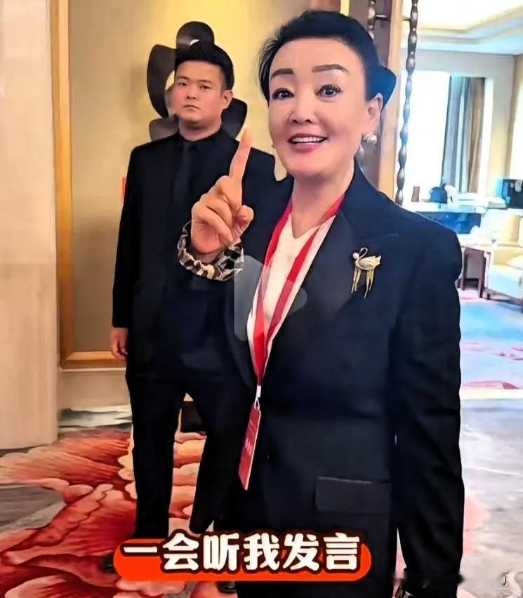 如今的兰姐，愈发沉稳大气、气度非凡，近日，兰姐受邀出席重磅重要会议，现场多家主流