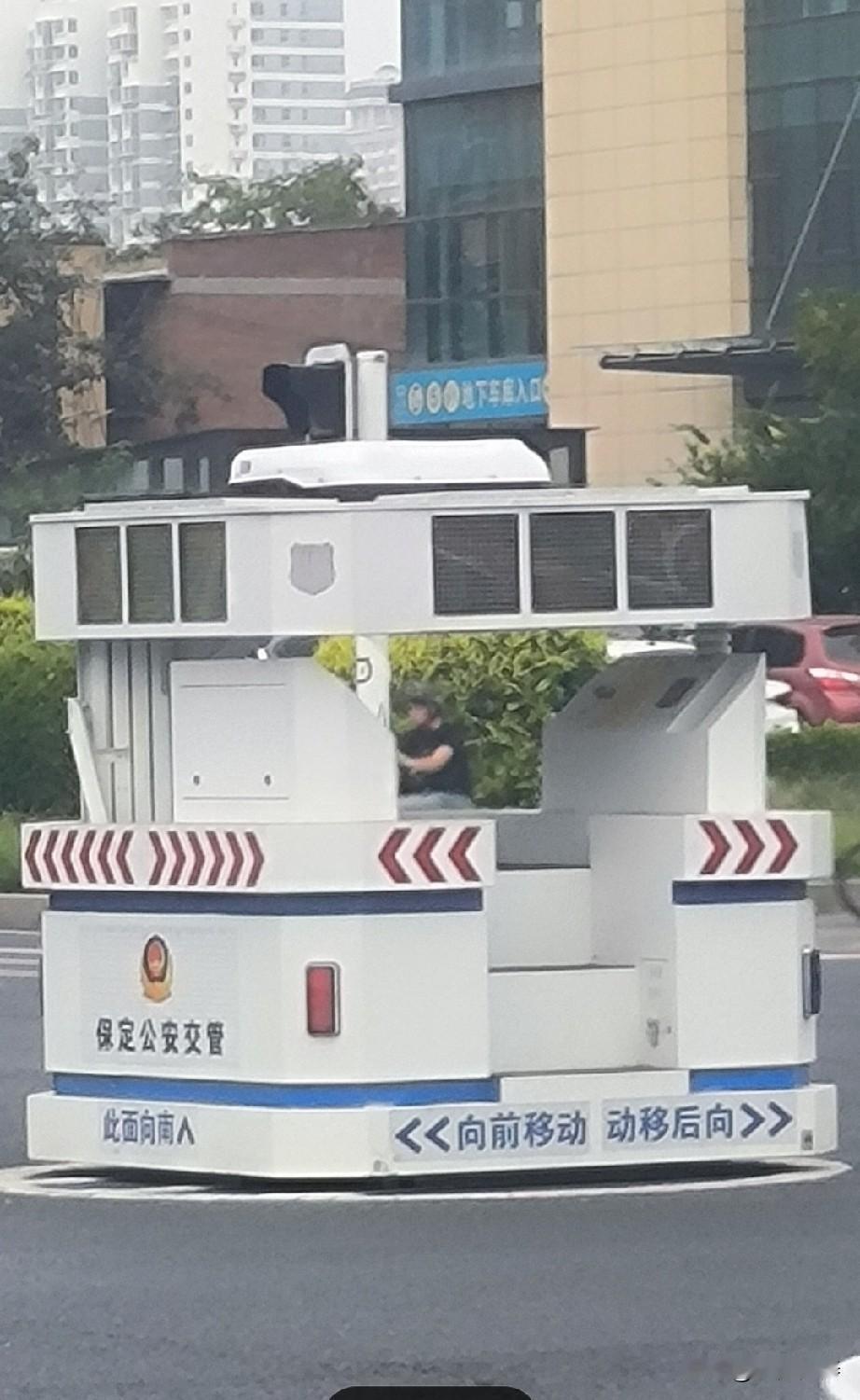 保定路口现移动伸缩交警岗台，会全市推广吗？

保定七一路与恒祥北大街交叉口，路口