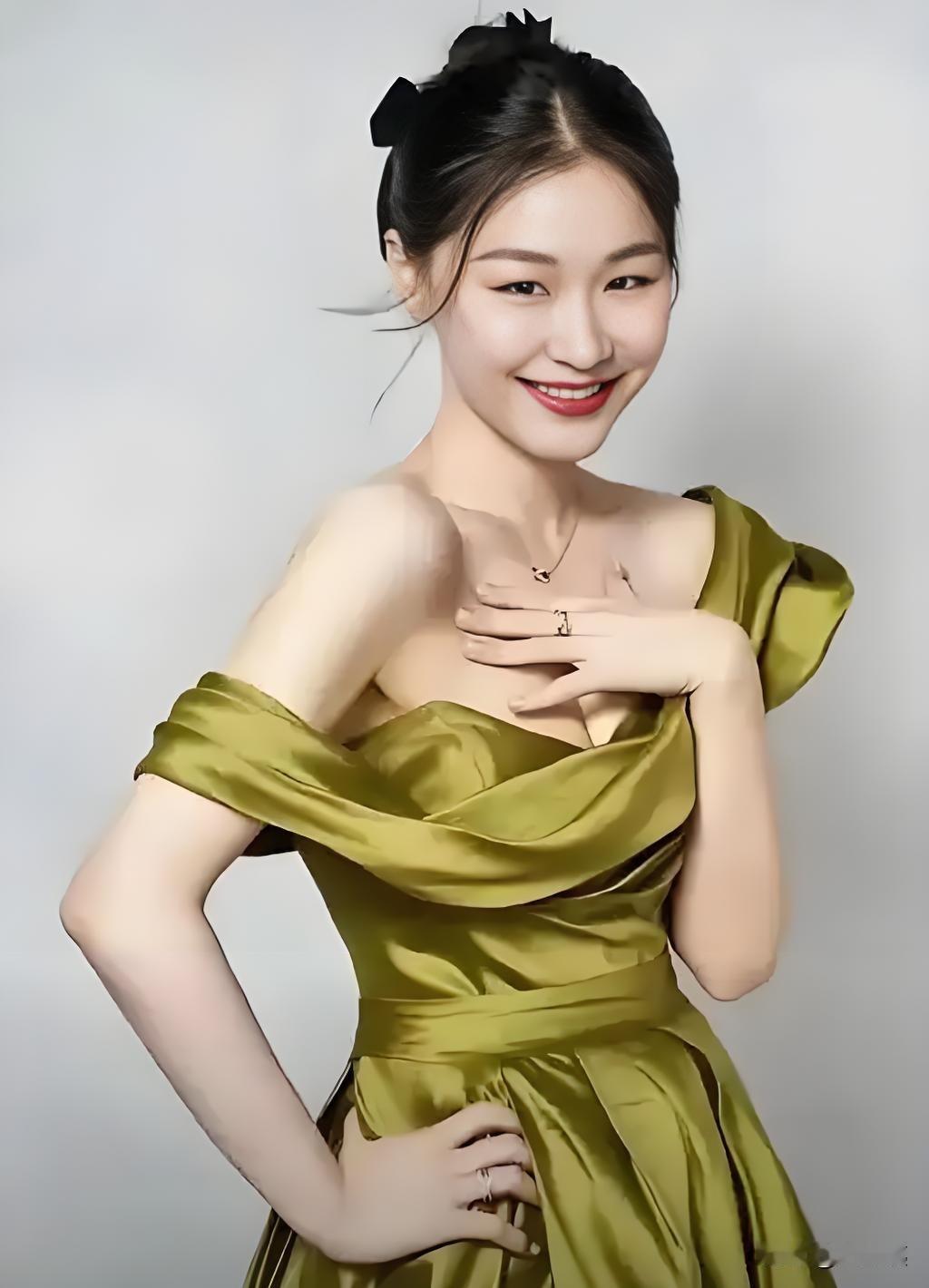 金靖：她对喜欢的男人，会主动追。但是在半个月没给回应，会马上换下一个。她甚至认为