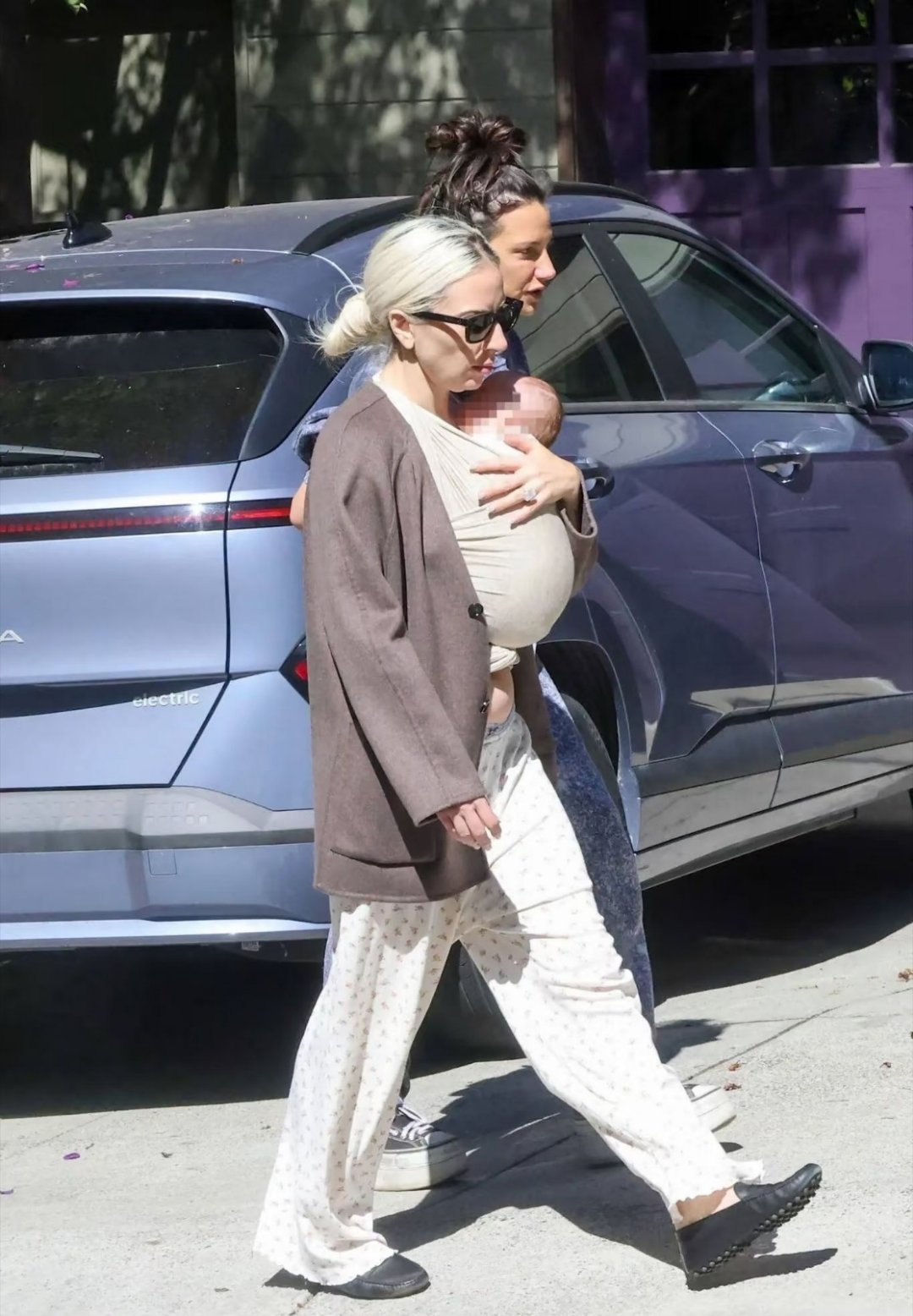 LadyGaga疑似当妈 真的有点惊喜，Lady Gaga被拍到带新生儿外出。早