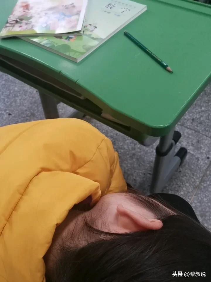 这小朋友不会接受教训的，晚上不好好睡觉，白天上课又困了。
趴桌子上睡觉不舒服，直
