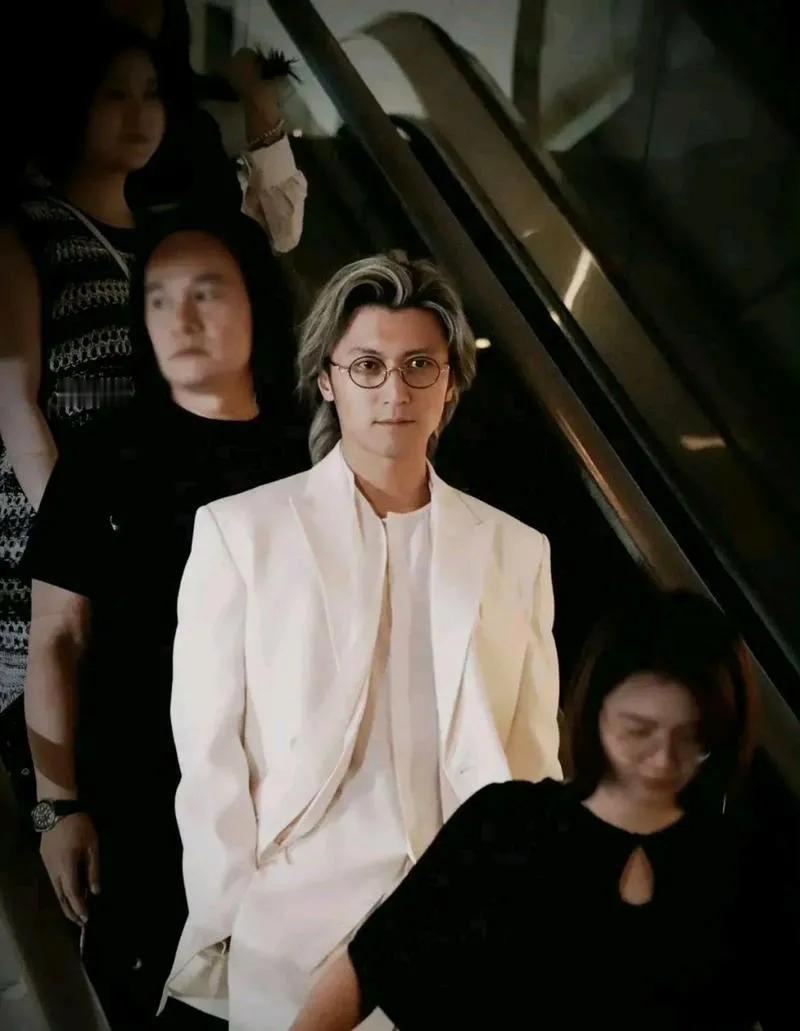 我的天，是真帅啊，跟年轻时候一点不差，
一头银灰发色，戴上圆框眼镜搭配白色西装，