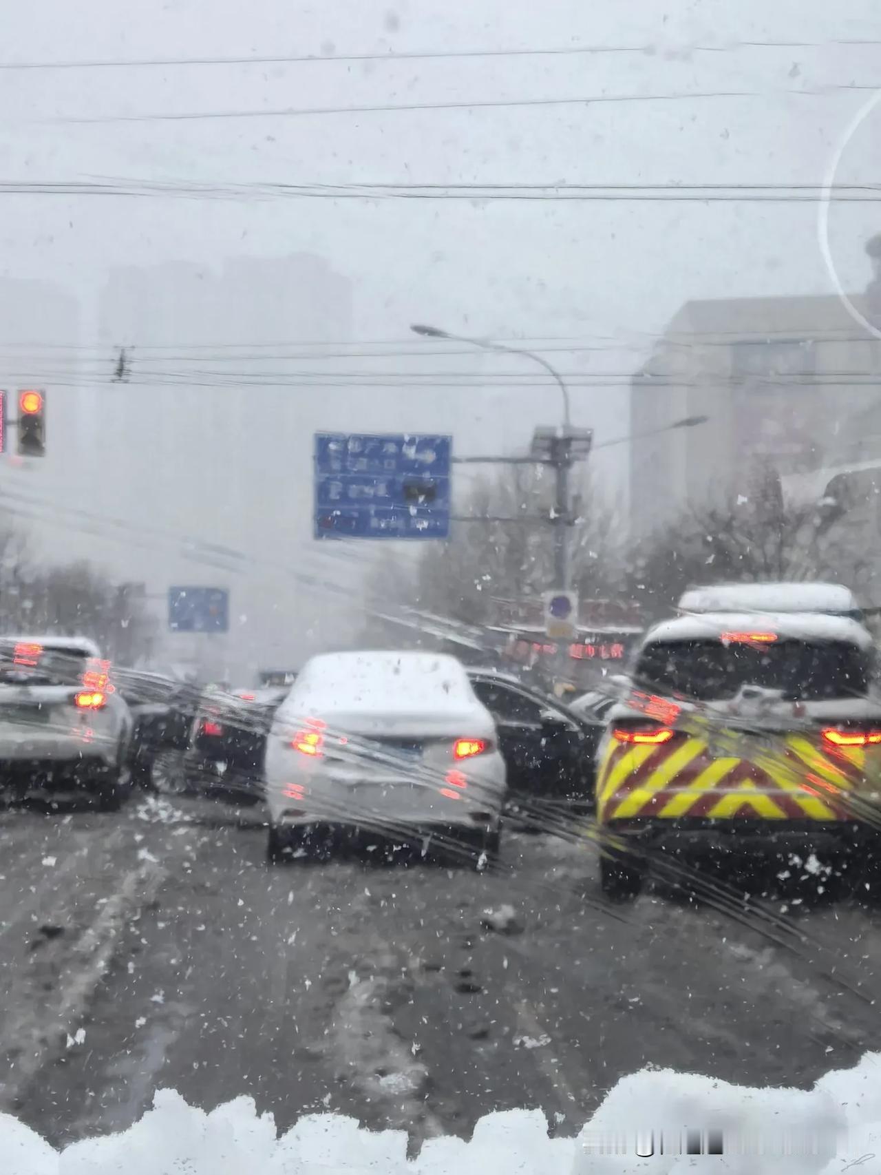 3月2日济南大雪如约而至，经七纬十二路口堵的一塌糊涂，好在大家都在互助。比较可惜