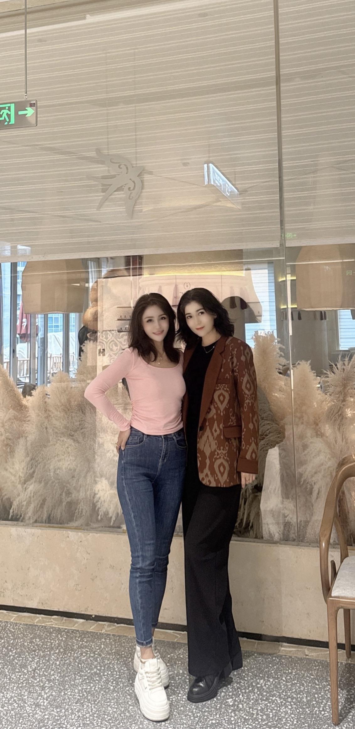 👭