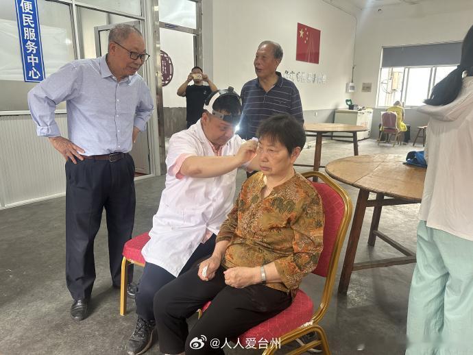台州志愿者把便民服务串成乡村老人的小确幸 近日，台州三门。珠岙镇组织“医路暖阳”