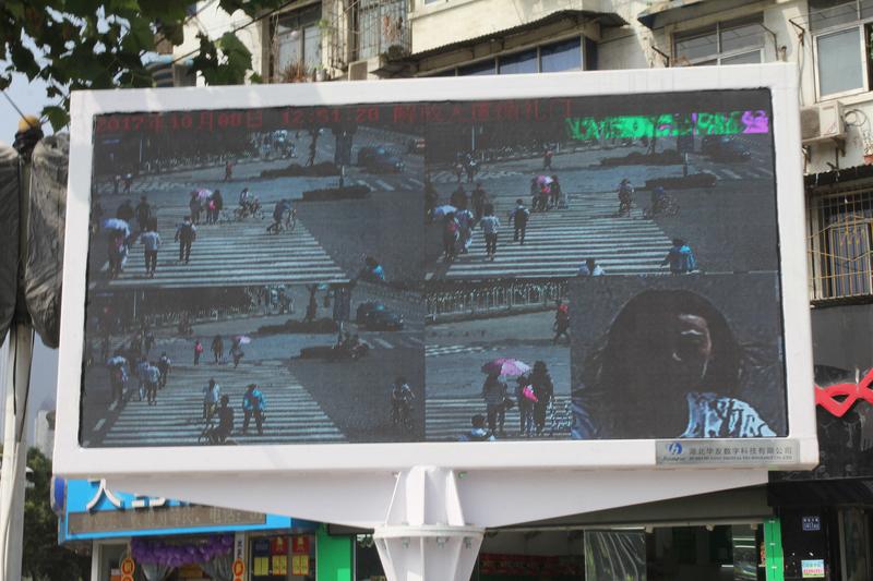 上海这起七旬夫妇开“老头乐”闯红灯被撞索赔案，真让人无语。老两口开着三无“老头乐