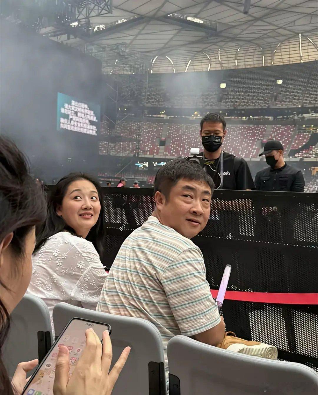 在演唱会遇到一个眼熟的人 这是谁 