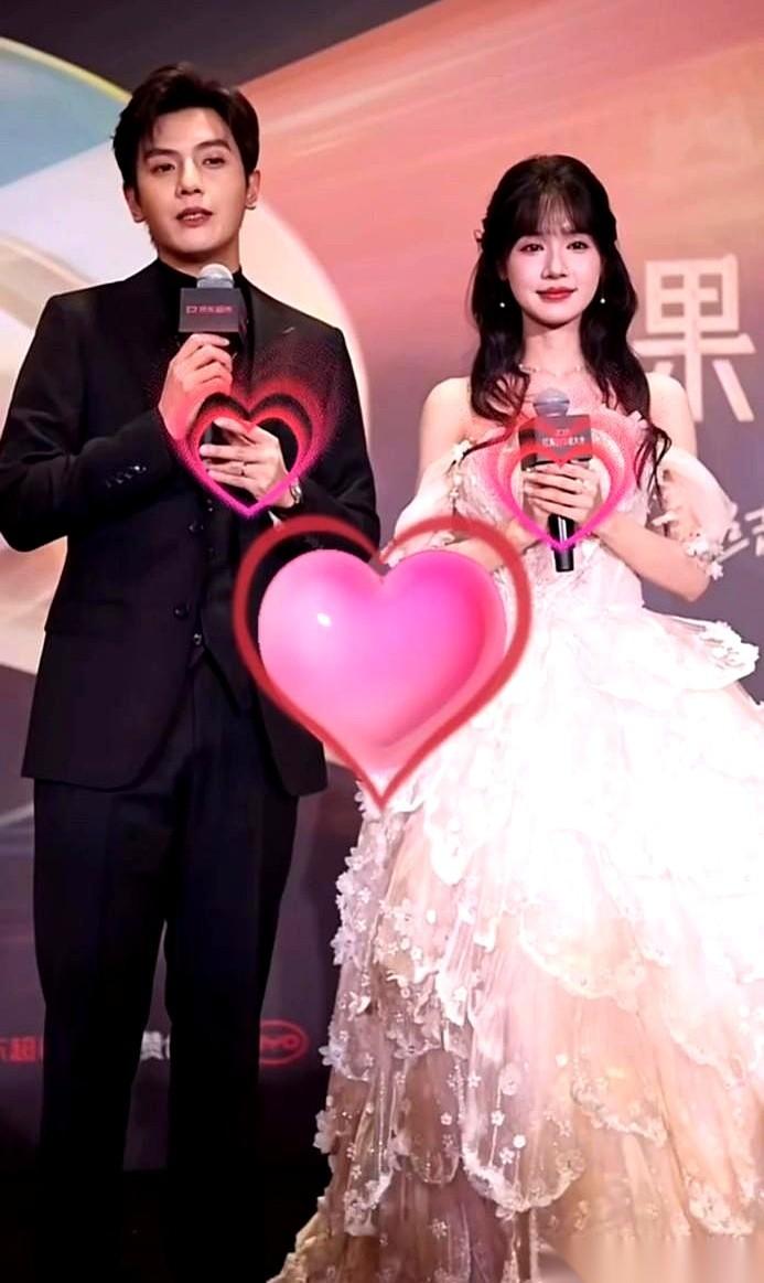 一笔签完，旁边悄悄留了个箭头。
另一个人过来，就顺着那个箭头的方向，签下了自己的