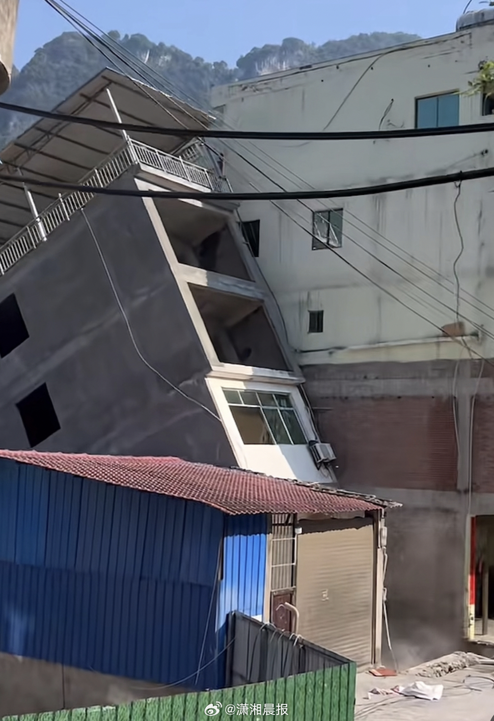 【#云南一自建房倒塌地基下沉致倾斜#】#当地称自建房倒塌前已疏散人群#7月16日