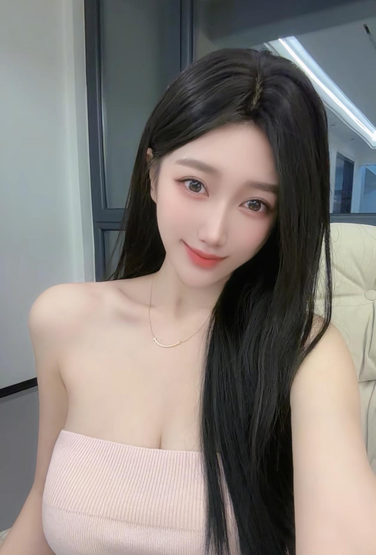 甜美少女心，粉色吊带裙，温柔微笑，元气满满！🌸💖