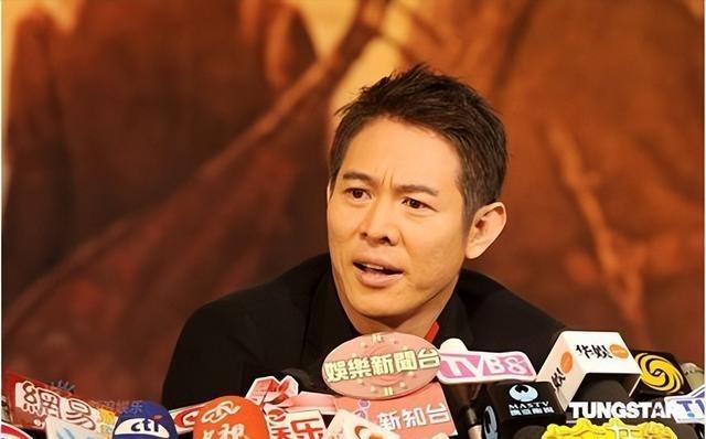 1994年，日本记者质问李连杰：“南京大屠杀死了30万人，你们一个个数的吗？”李
