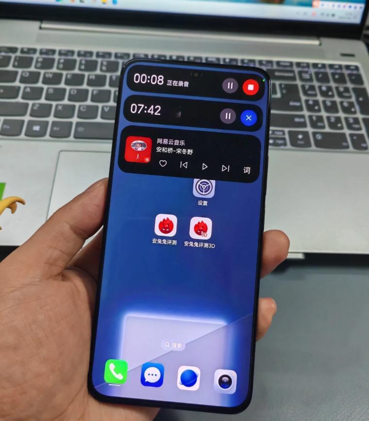 不吹不黑，荣耀家的灵动岛胶囊在交互上还是做得蛮不错的，动画过渡和细节虽说跟iPh