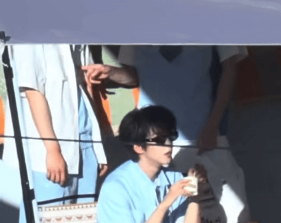原来宋雅轩戳完刘要闻之后 刘要闻还指了一下前面示意他有人在拍如果没那么多人围观我