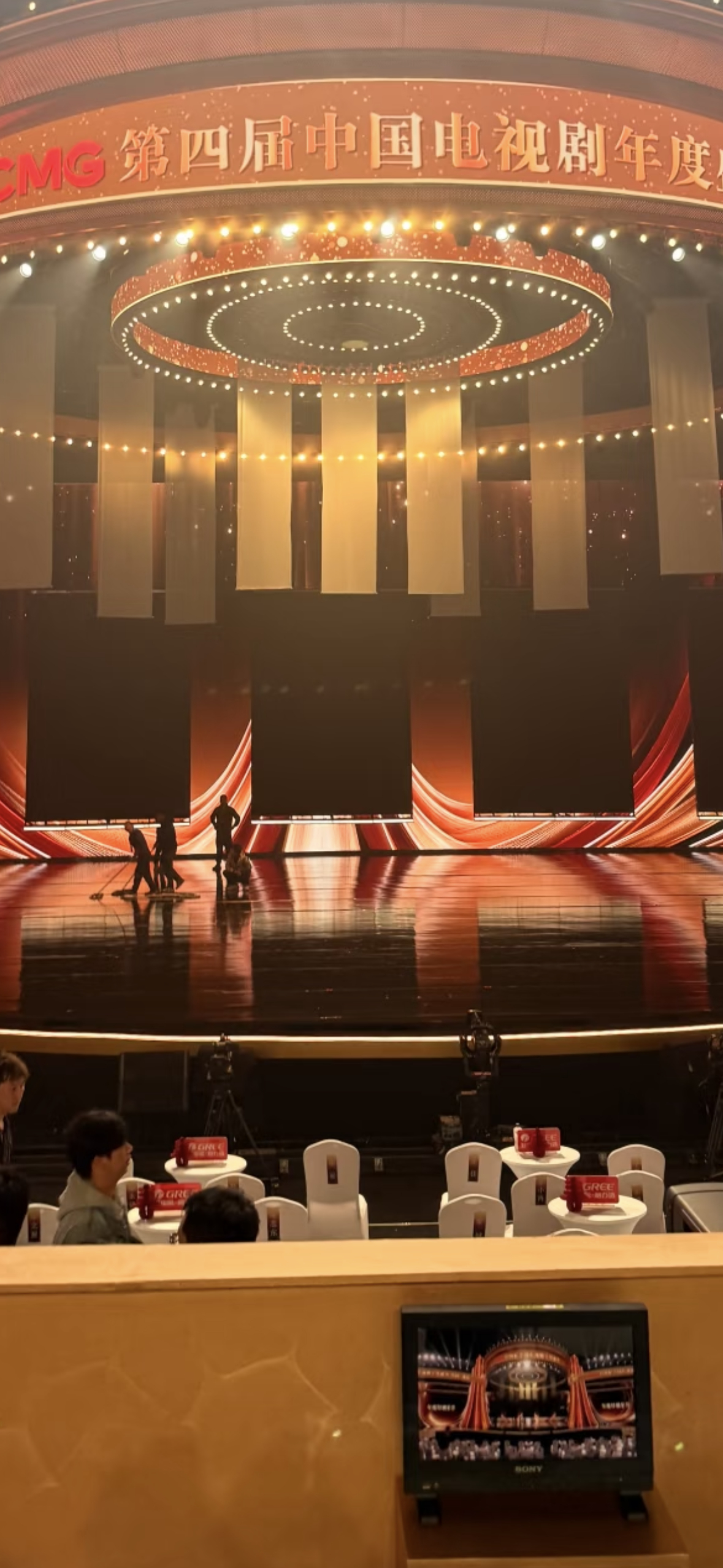 还没啥动静，先看看座位图吧，找到杨幂了 cmg内场C位，摄像机正对着