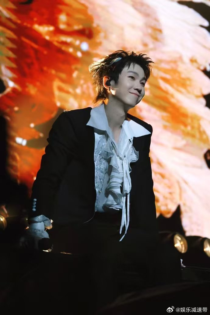 白举纲亲自为粉丝唱婚礼进行曲 白举纲也太暖了吧！亲自为粉丝唱婚礼进行曲，这甜蜜的