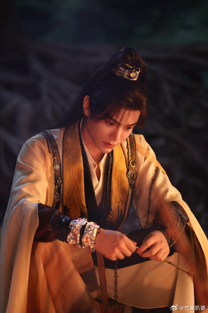 #丁禹兮黄色古装高马尾##丁禹兮月下适合聊天#丁禹兮黄色古装高马尾，月下适合聊天