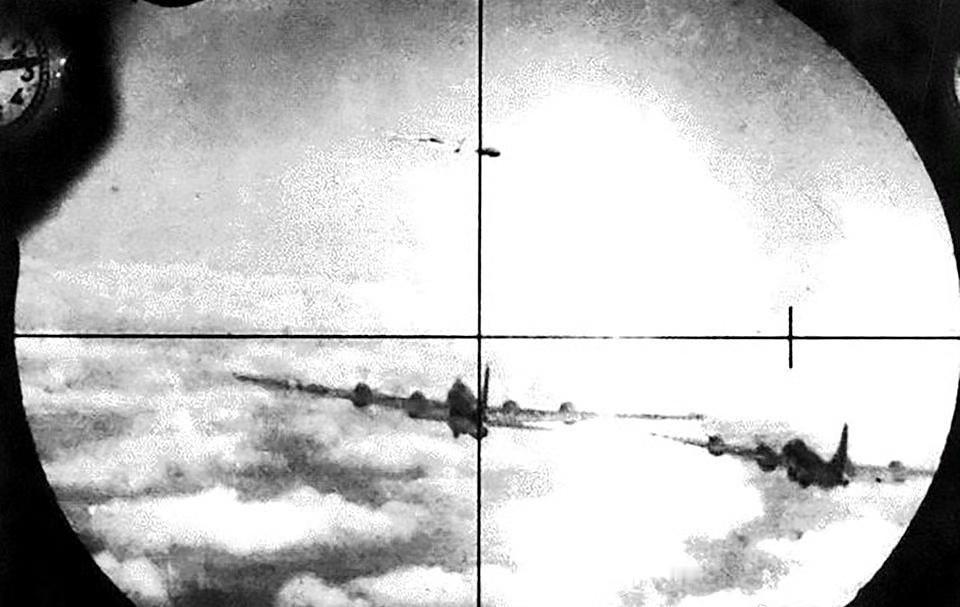 1951年10月30日，当天21架美国B-29“超级空中堡垒”轰炸机和近200架