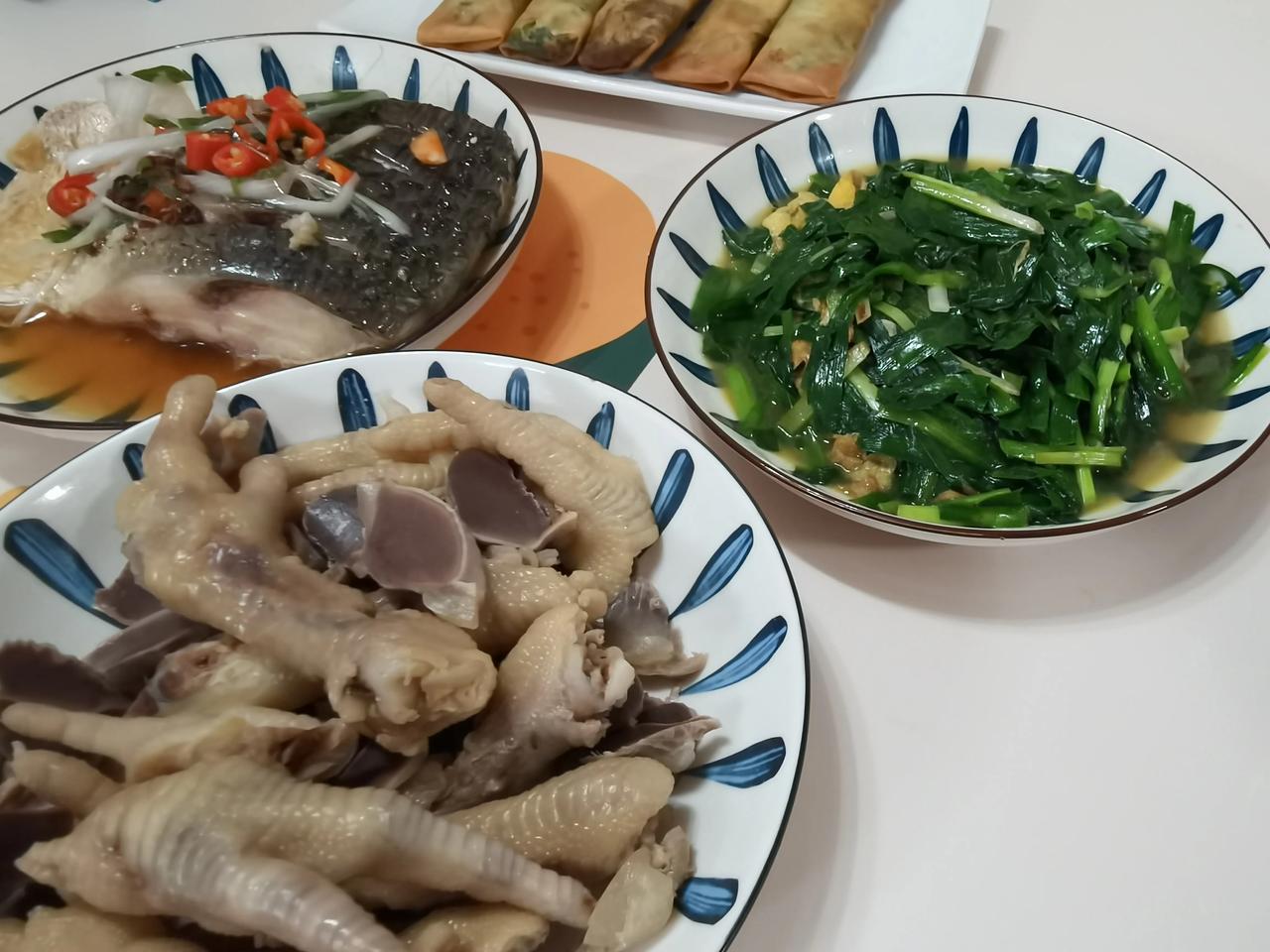 年夜饭晒的人很多，菜多，丰盛，酒品不是茅台就是五粮液，尽显中国人的重视。正月初四