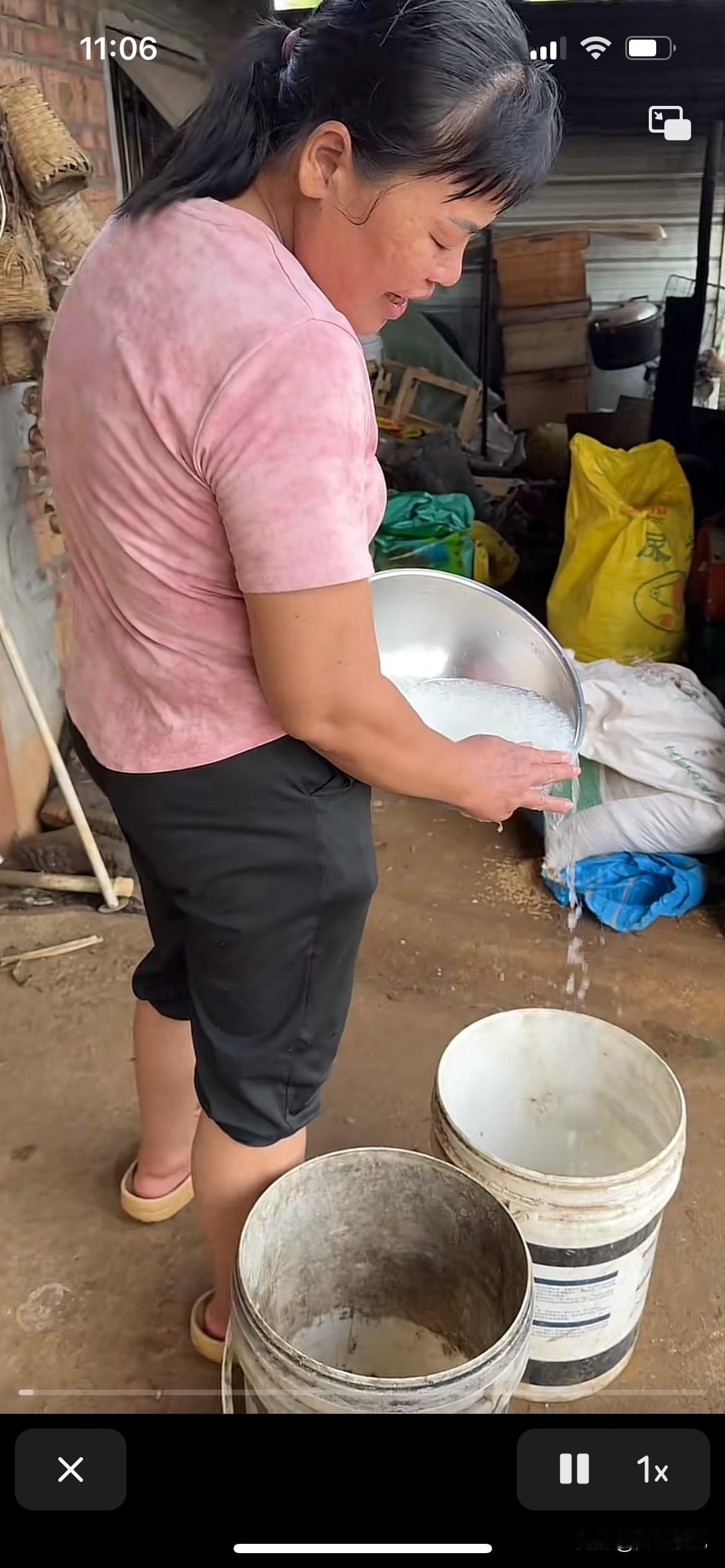 看看全红婵妈妈用什么喂鸡的，米糠跟粥，这种180天喂出来的鸡肯定好吃囖，哪个还怀