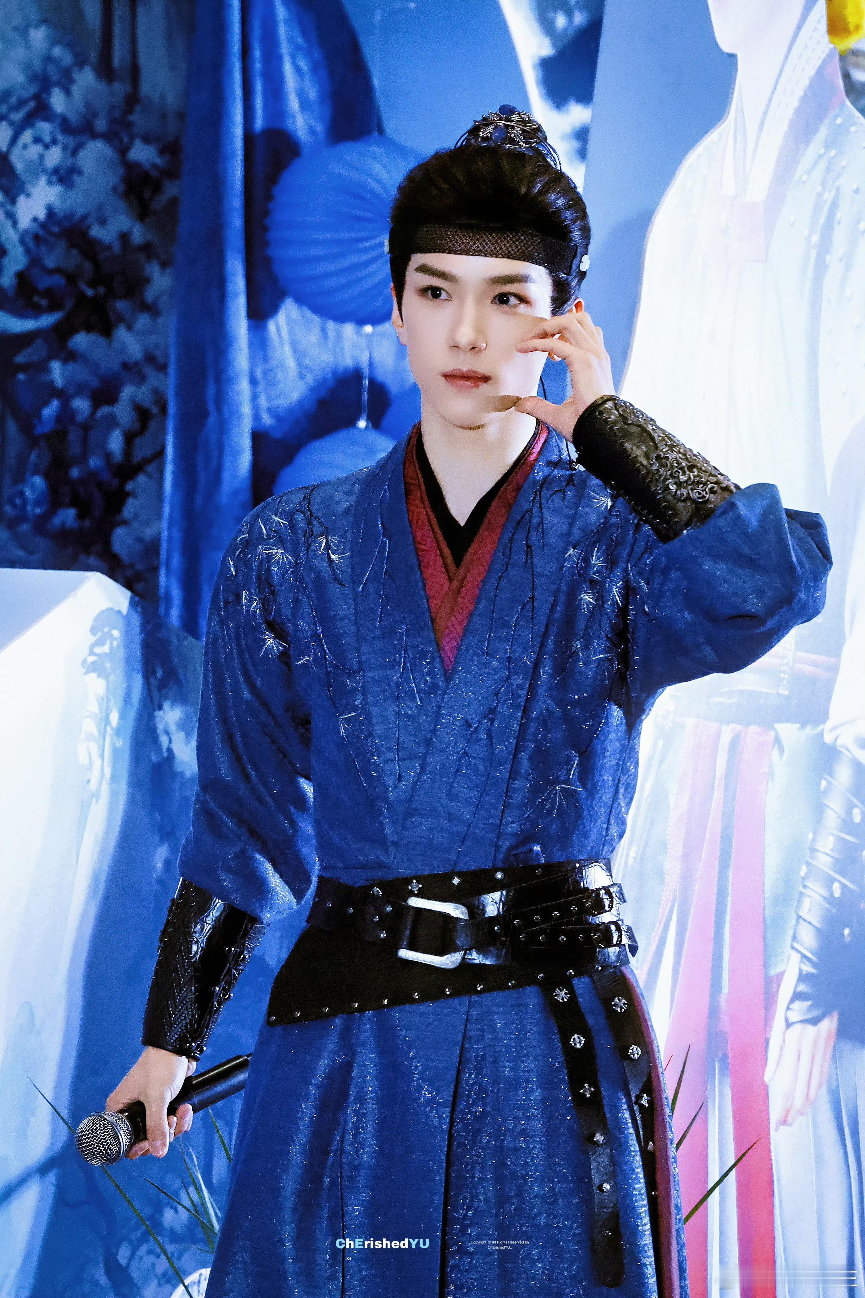 余承恩杀青收信收了四十分钟 余承恩收信的样子好温柔！面对长长的粉丝队伍，他不急不