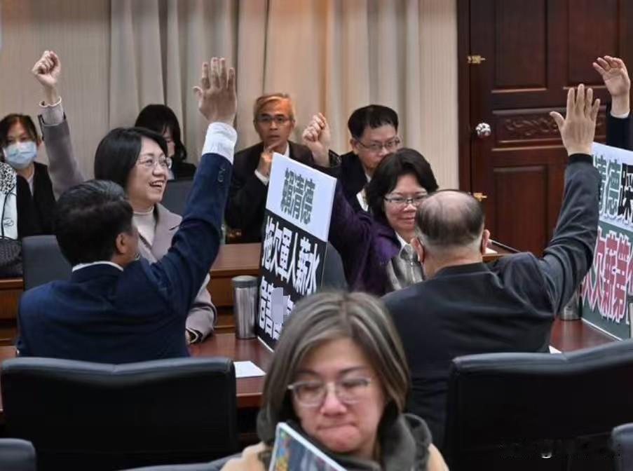 蓝白第8度封杀军购案

台立院程序委员会今天（13日）讨论16日及20日院会议程