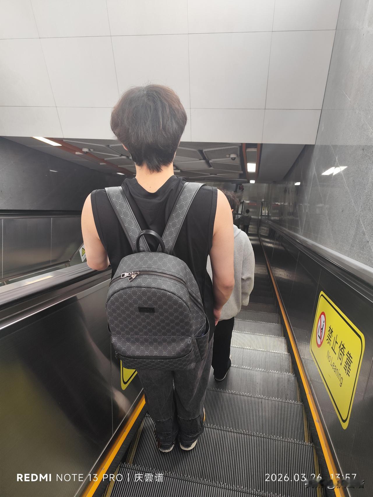 别人都show起短袖了，我穿了个羽绒服！这对比也是简直了
下午出去面试，进地铁站