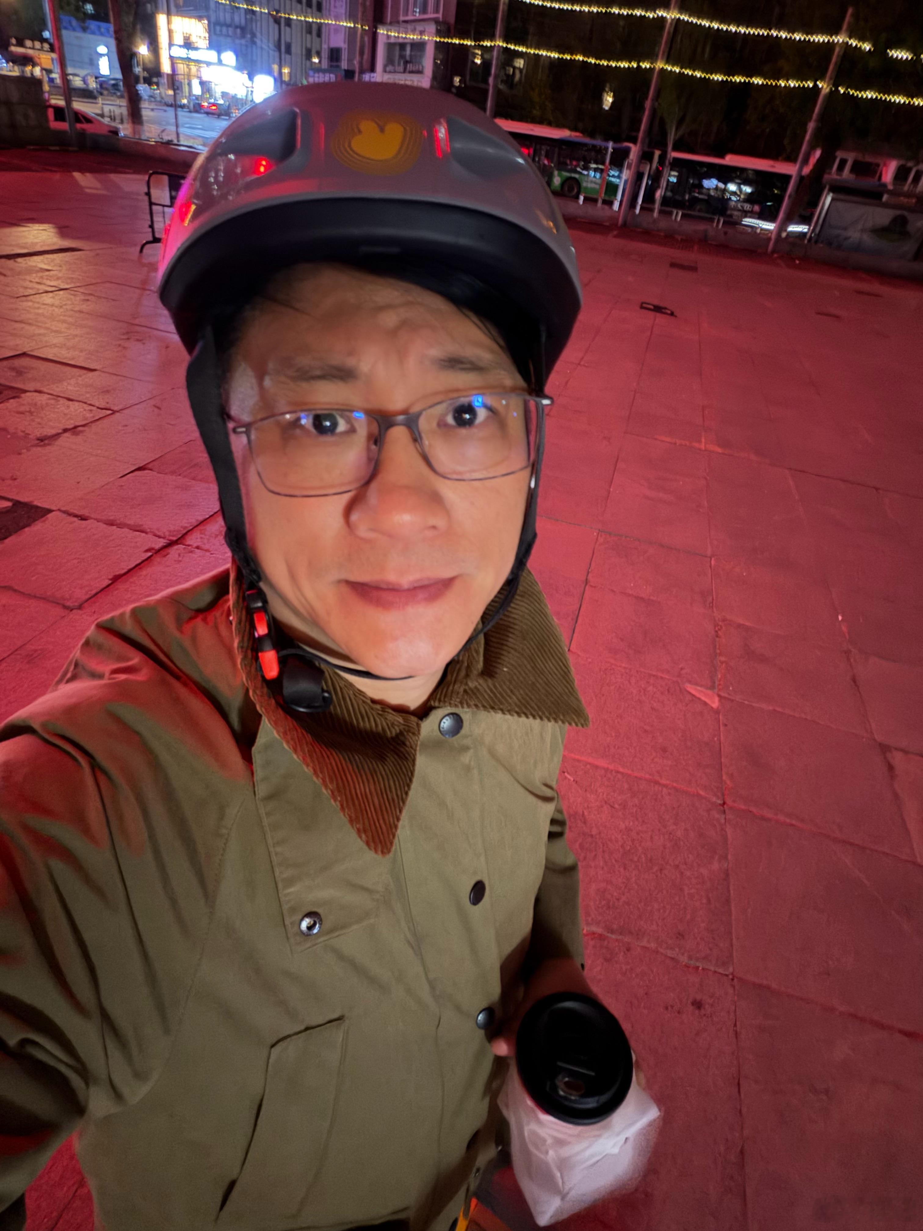 晚上工作，不容易啊。 