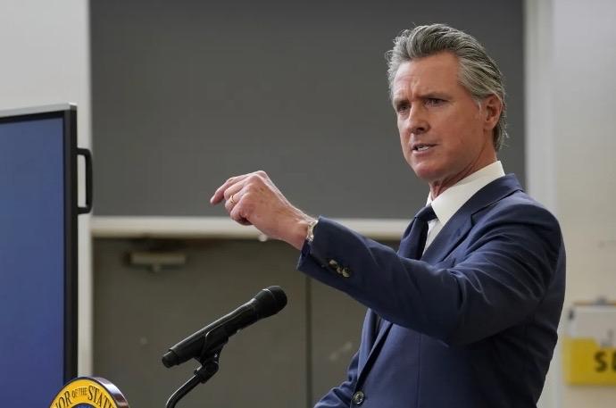 3月2日，加州州长纽森公开质疑美以袭击行为，要求解释为何动用武器造成女童死亡、是