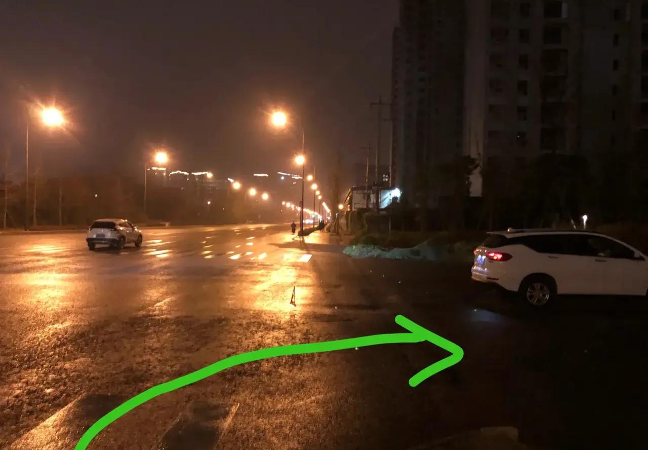 昨天在一条乌漆嘛黑的路边看到停了一串车打着双闪，这个鬼地方难道还有车友聚会？只听