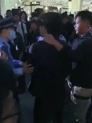 这种利用民族感情，挑战民众底线来博得关注的行为必须拘留严惩，举办方也要付连带管理