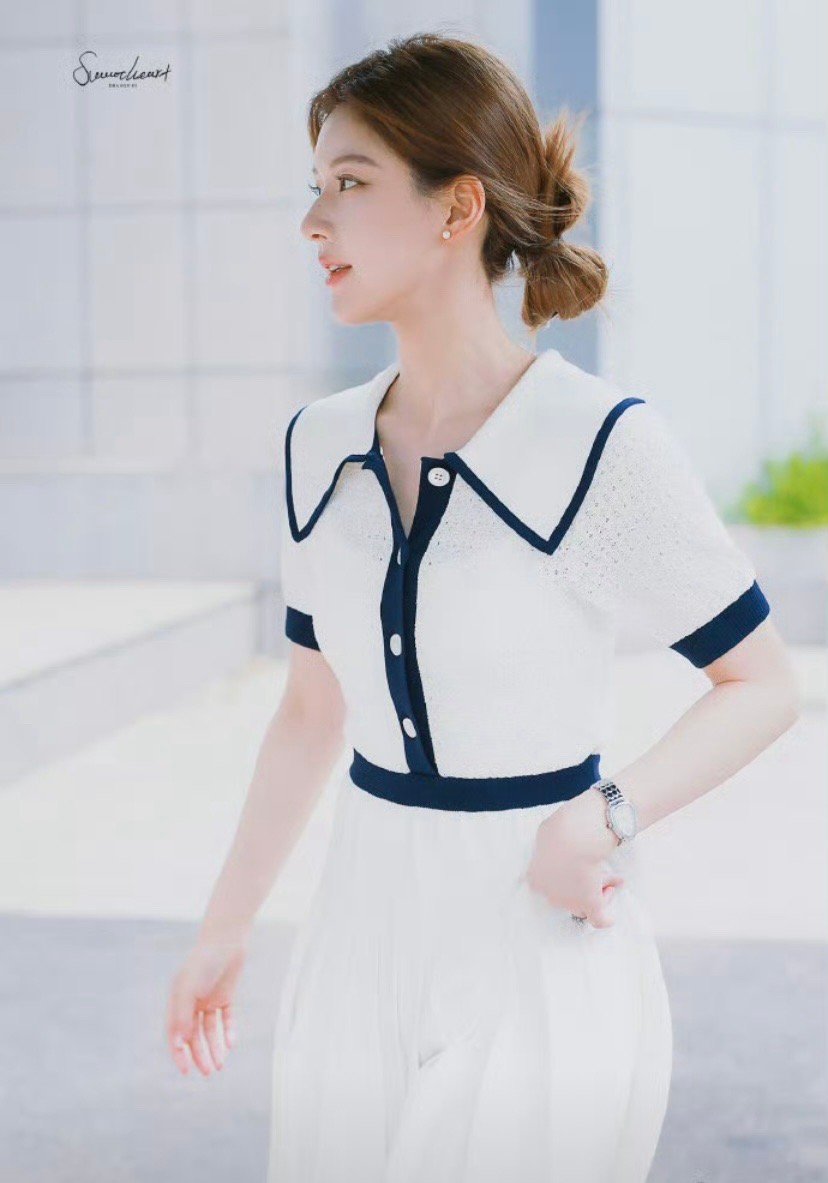 今日赵露思以一袭白色小香造型亮相，清新公主风尽显。她优雅的姿态与白色小香的搭配相