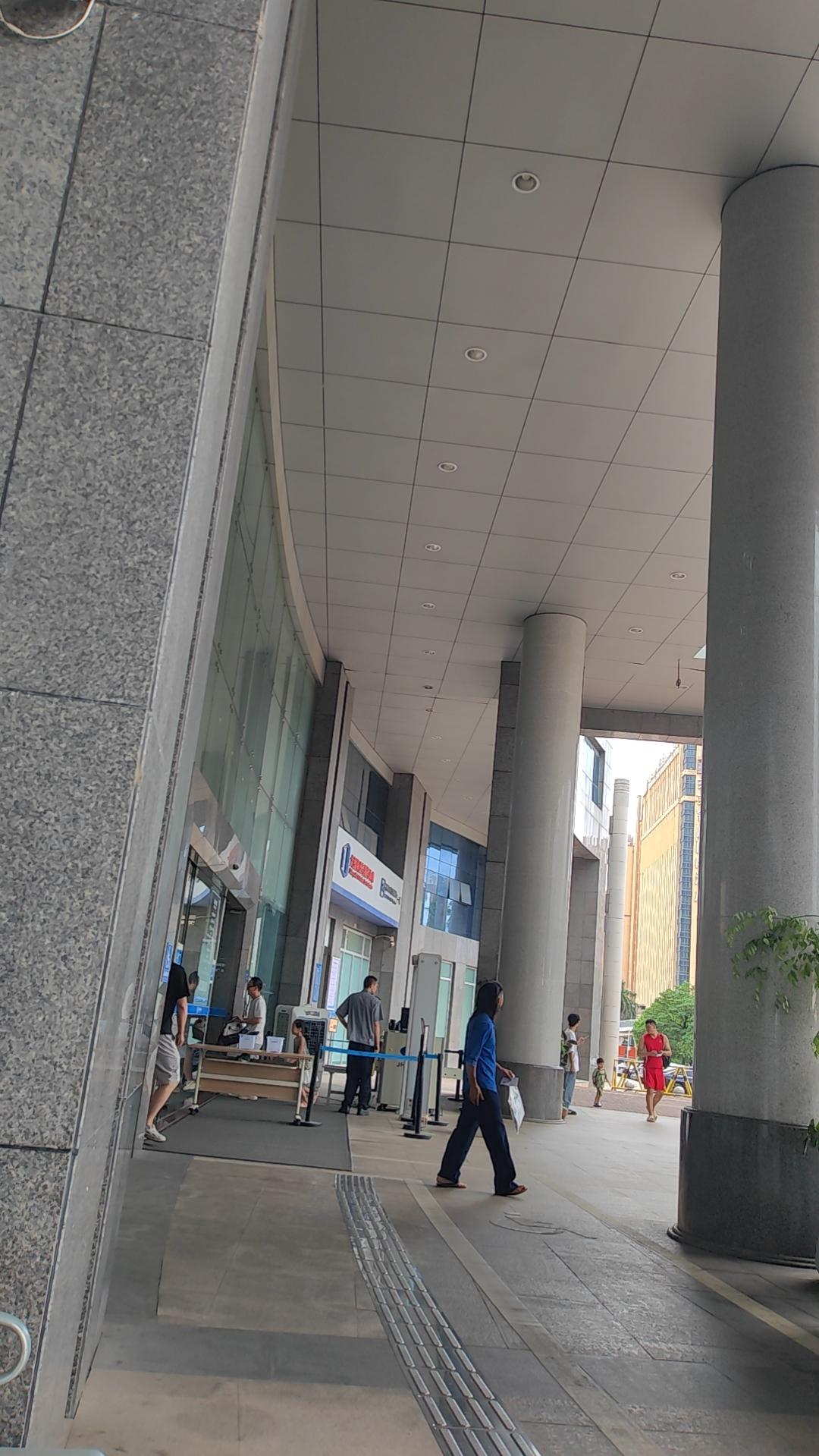 生活不苦，总有人缝缝补补。以前喜欢大城市水泥钢筋的高楼大厦，现在喜欢乡村或城中村