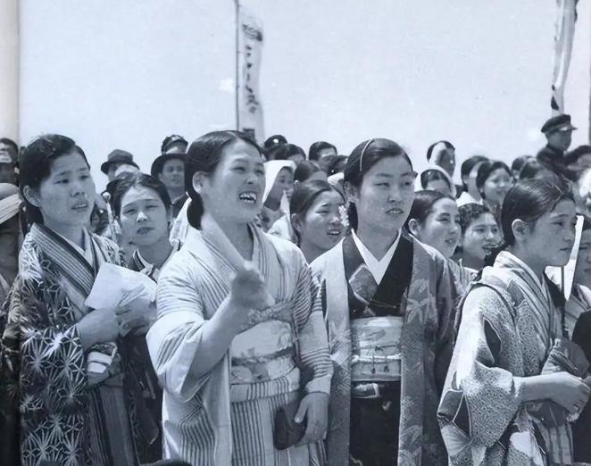 1945年日本投降后，百万日军匆忙撤回本土，却狠心遗弃十多万日本女人留在东北大地