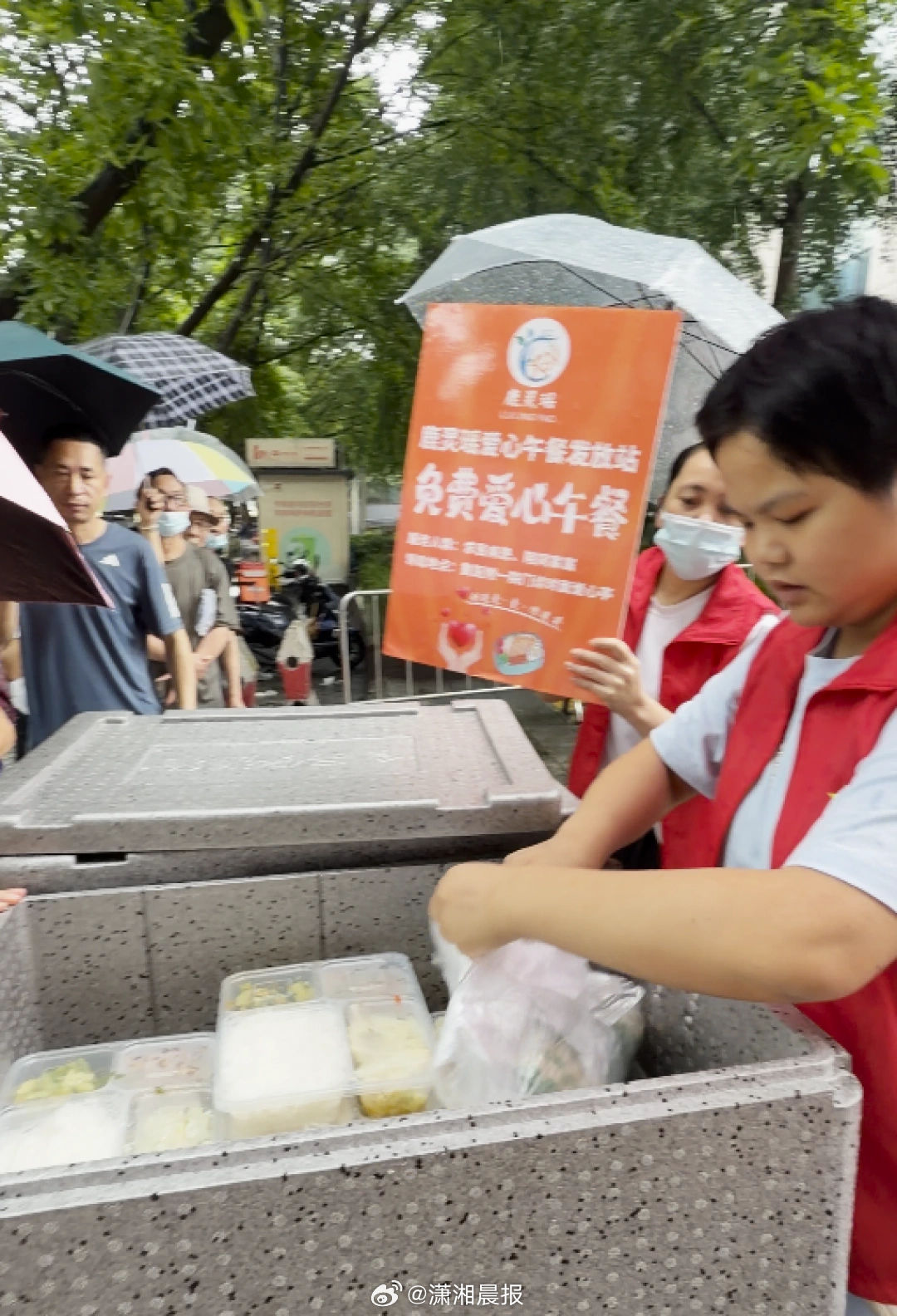 【#地铁吐血女孩称生命进入倒计时#：半月内多次收到病危通知单】#地铁吐血女孩每天