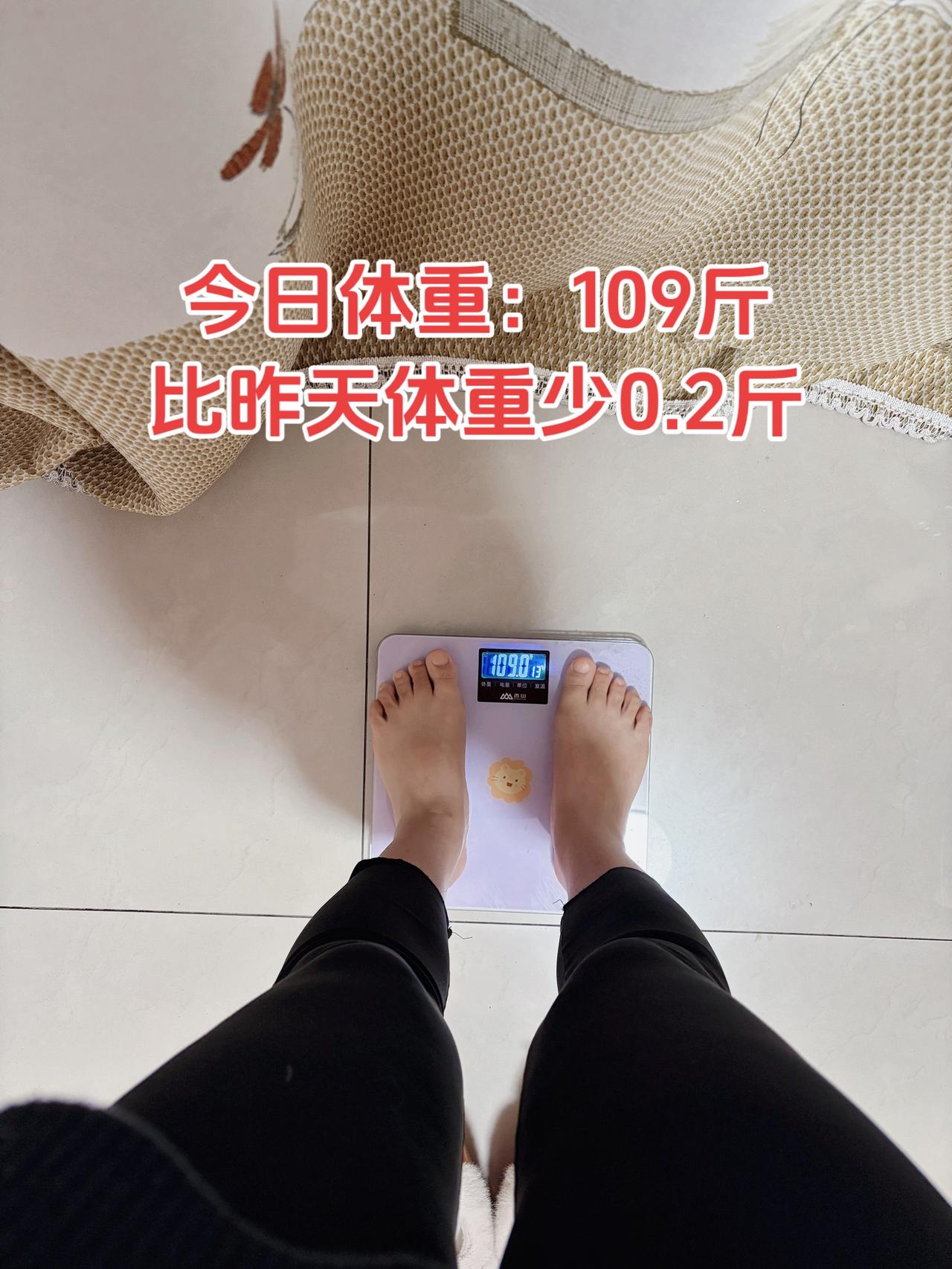 泪水打湿我的减脂餐，发誓瘦到103斤
今日减脂早餐：牛奶燕麦+鸡蛋+豆浆+坚果