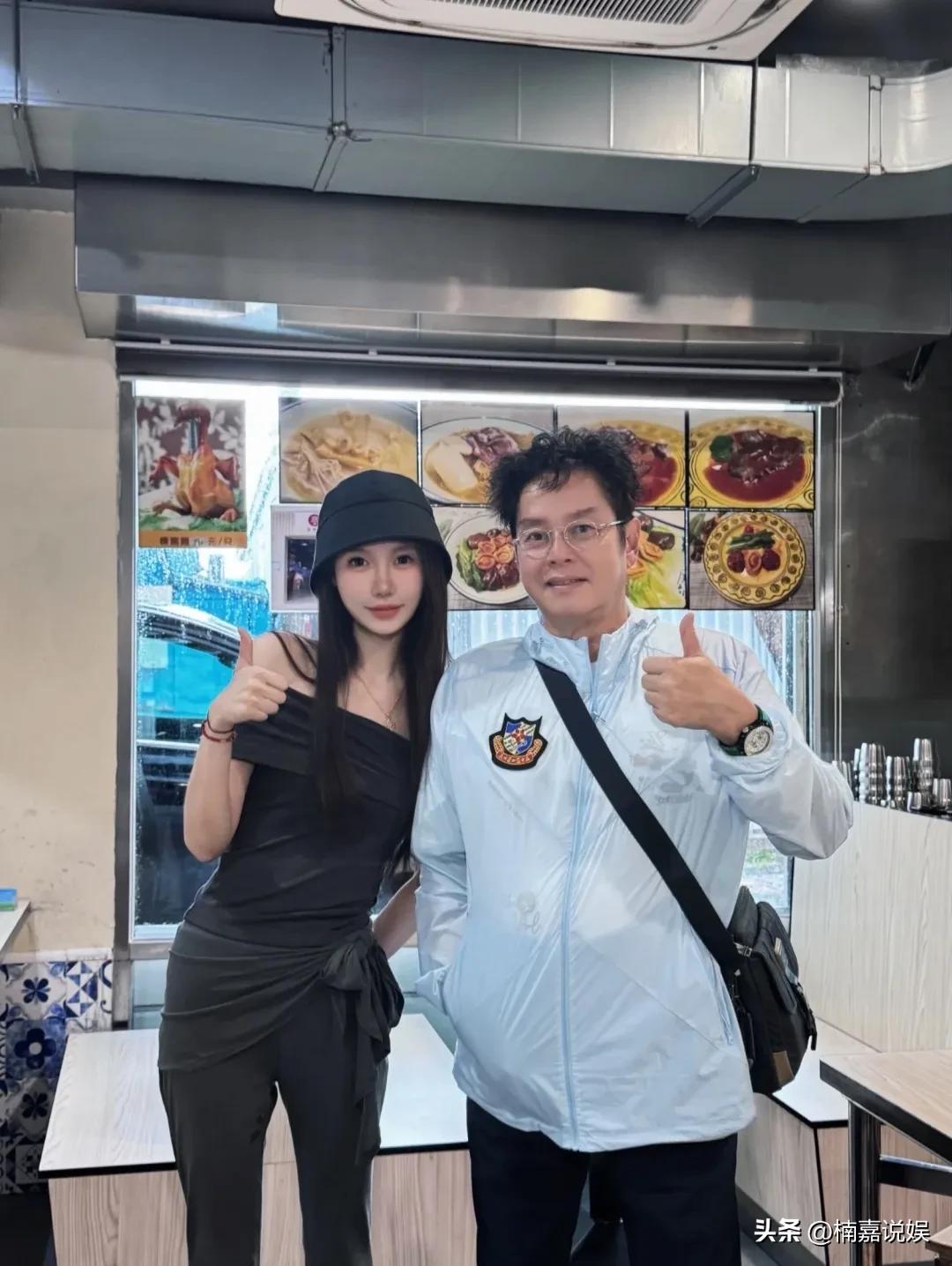 台风天也不能阻止校长对美食的向往啊。[捂脸]
谭咏麟和好友现身澳门某面馆，享受美