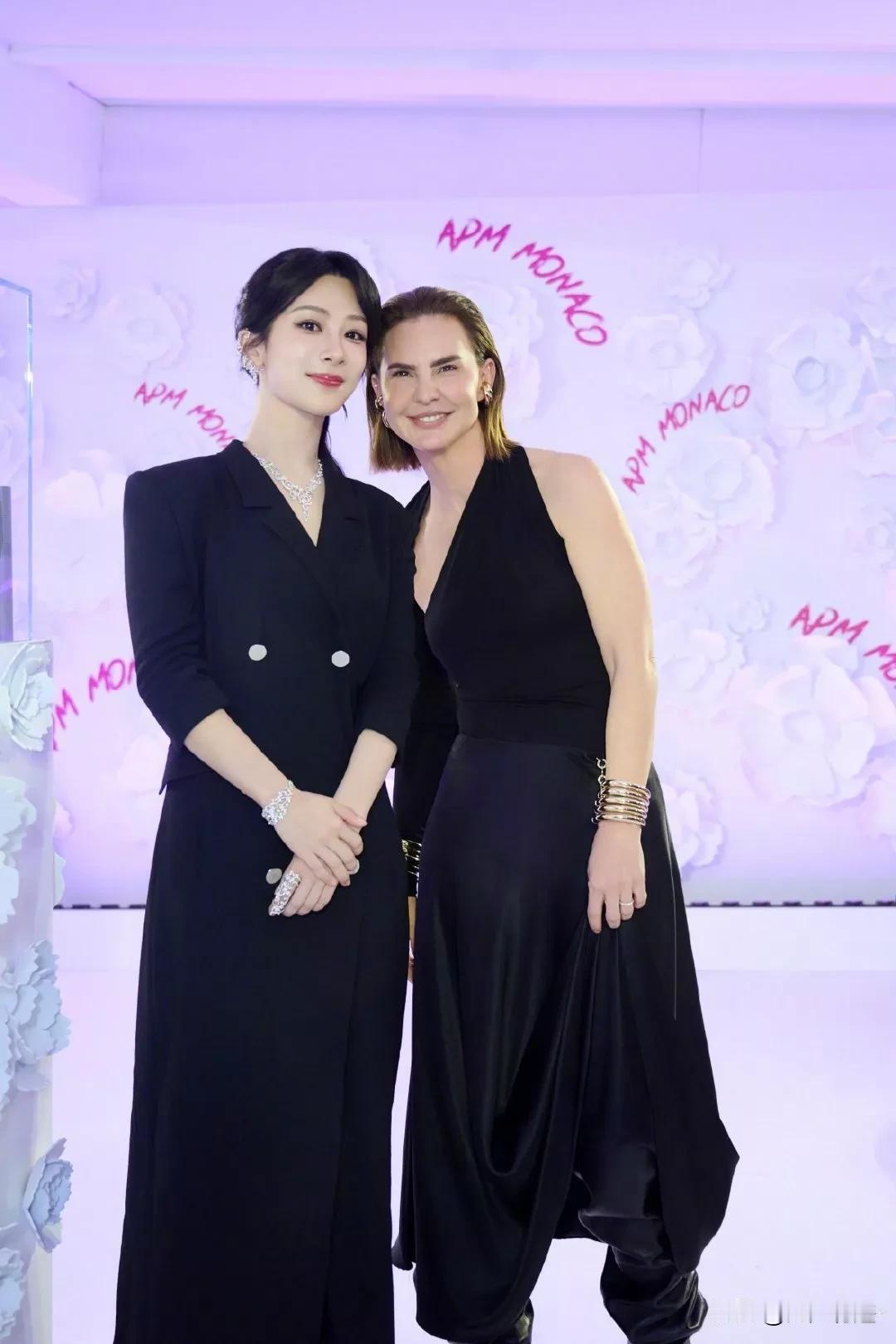 杨紫这回太长脸了，全方位把这个外国人给秒了！这一比，杨紫简直就是无敌大美女啊！