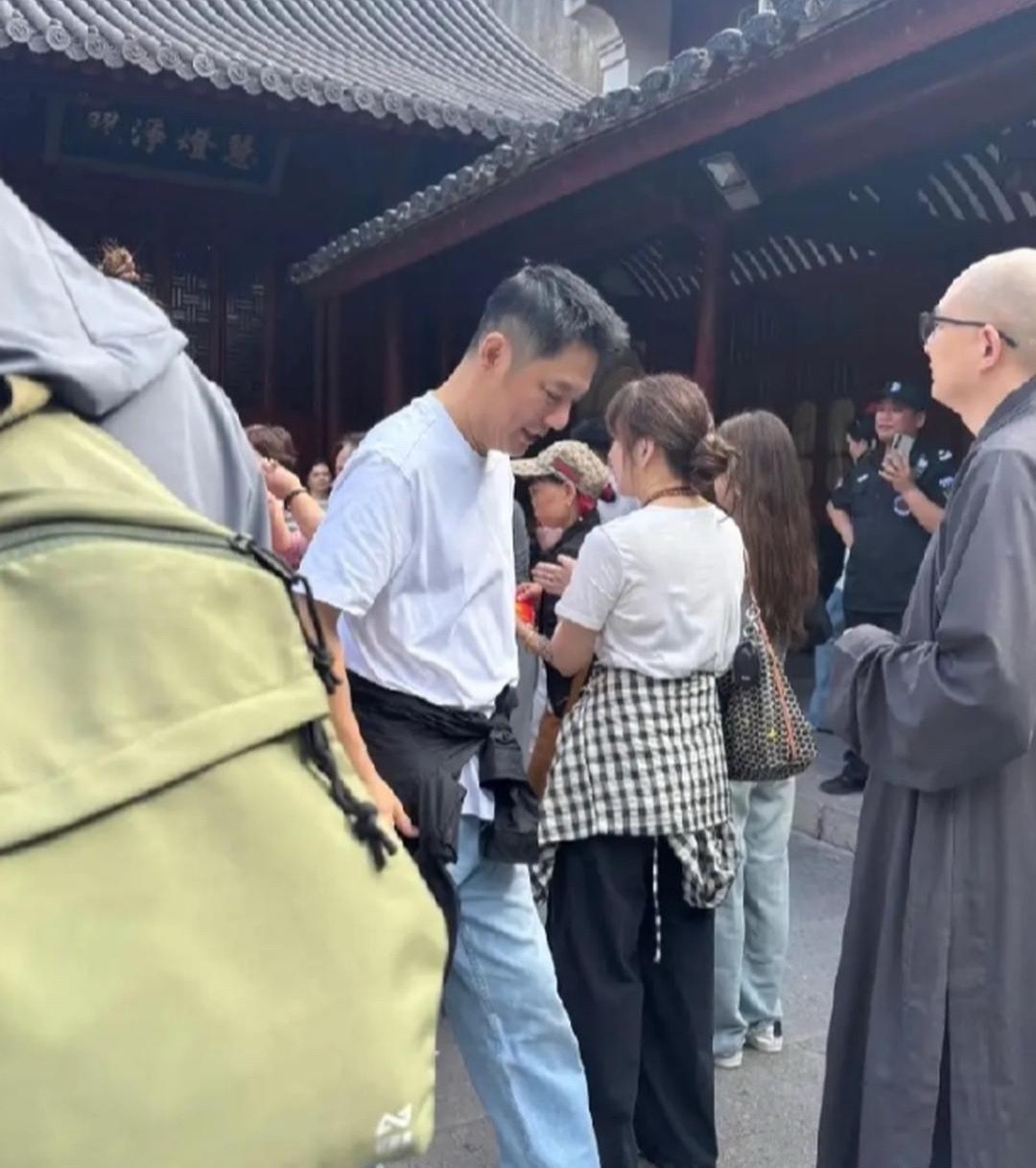 52岁的傅程鹏带妻子周丽淇在普陀山烧香祈福，他们夫妻俩背影看着都好年轻，不像50