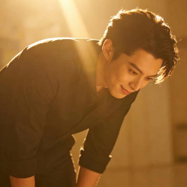 张艺谋夸王鹤棣：最高级的夸奖，从来不是颜值
 
张艺谋一句“这小伙子有礼貌”，简