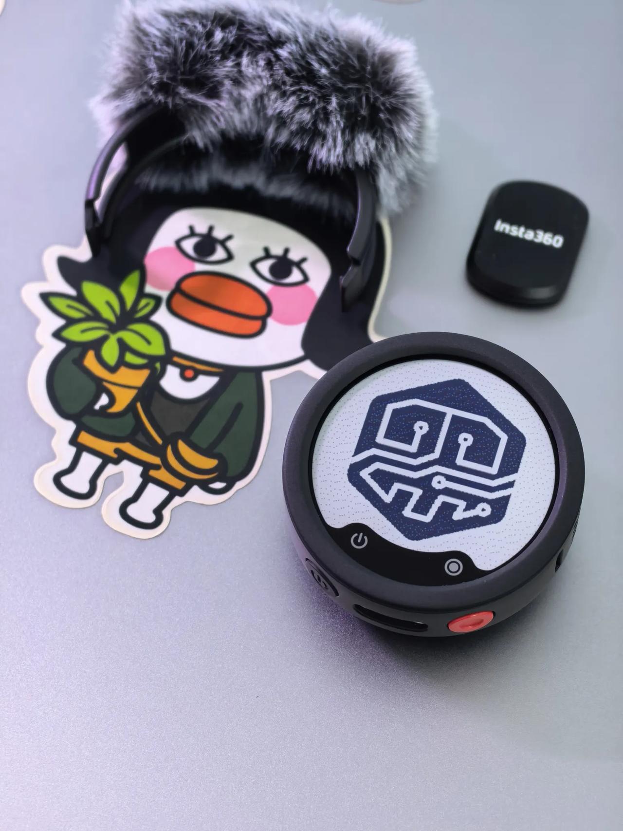 影石360 MIC PRO的墨水屏挺有个性，内录功能也实用，就是这块屏幕的清晰度