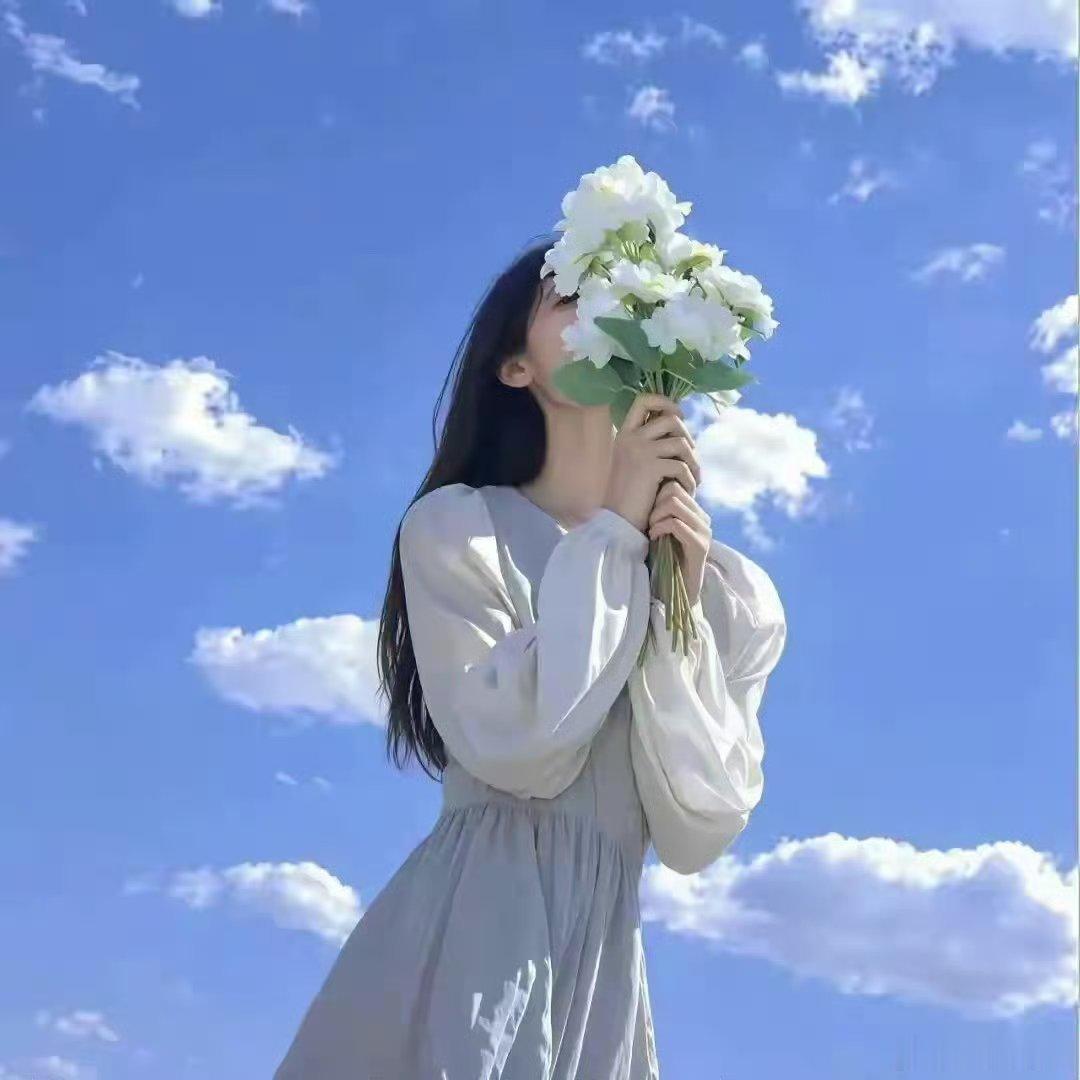清醒的人不合群，干净的人不扎堆，独来独往的人，值得深交，但这种人一般不交朋友。 