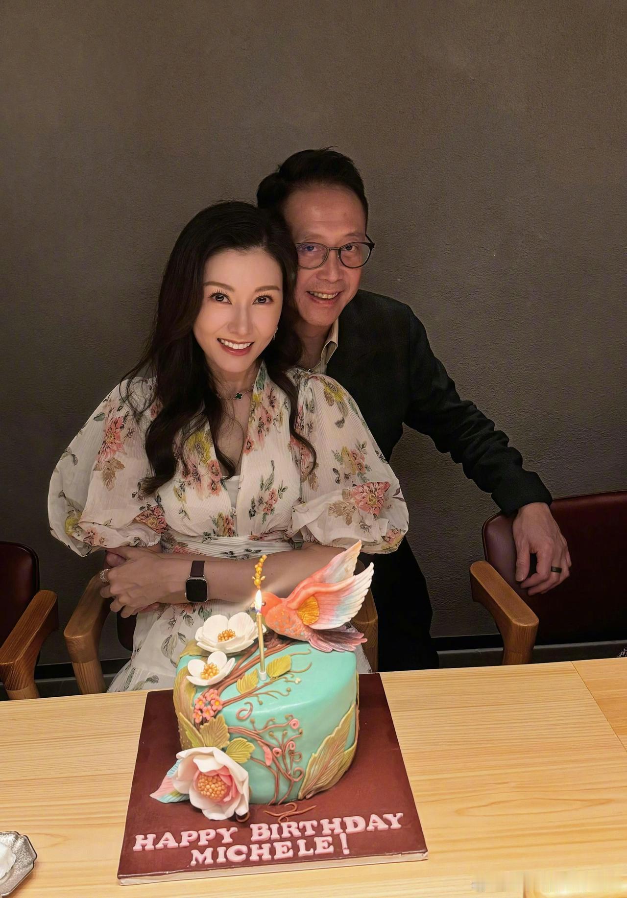 圣诞音乐会上李嘉欣一身低胸蕾丝惊艳全场，55岁身材管理绝了！结婚17年颜值依旧能