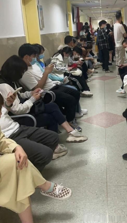今天去医院开睡眠药，
才发现精神科挂号排长龙，
妇产科却冷冷清清。
我八点医院一