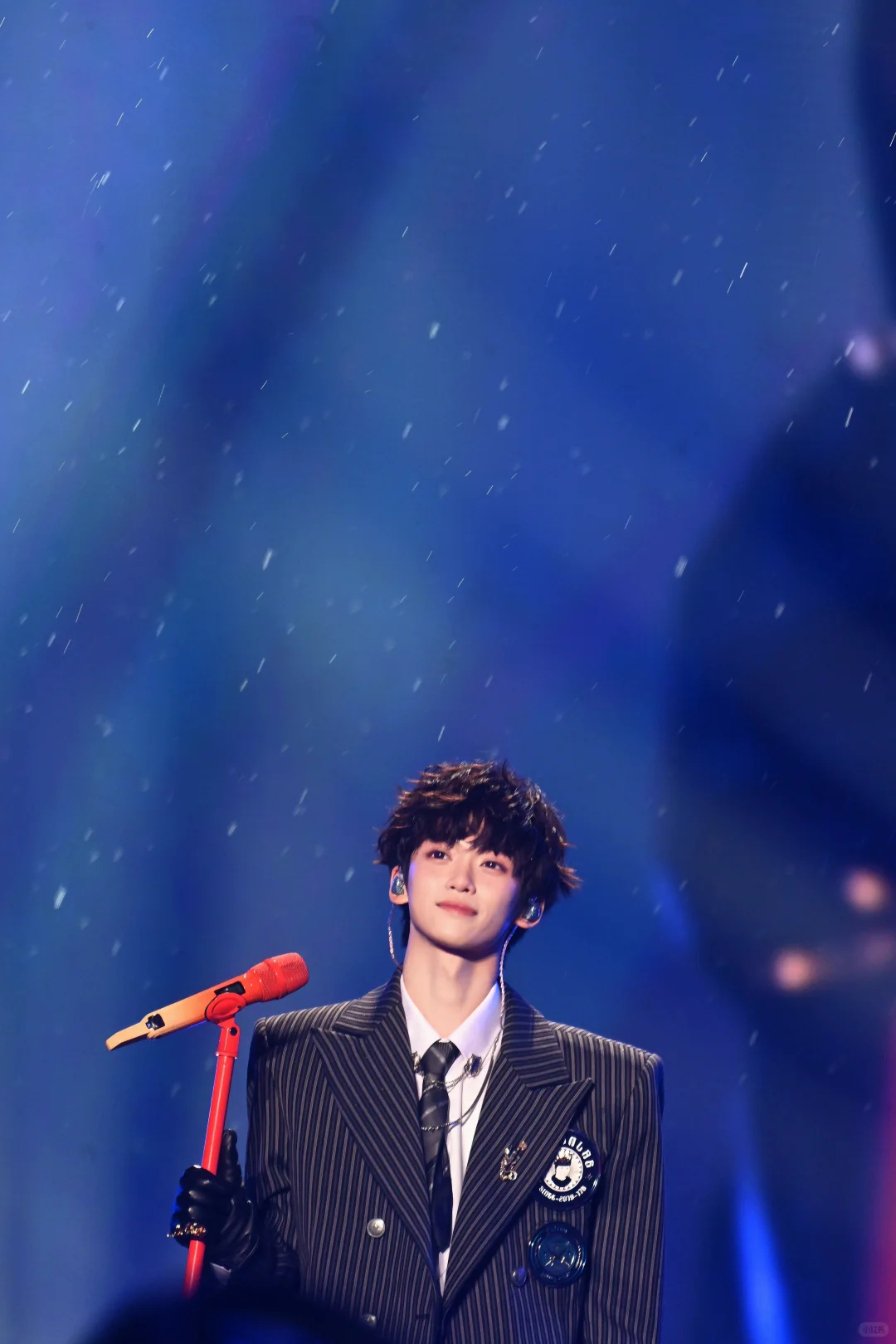 雨幕下的梓渝，这一幕真的漂亮极了  梓渝 ​​​