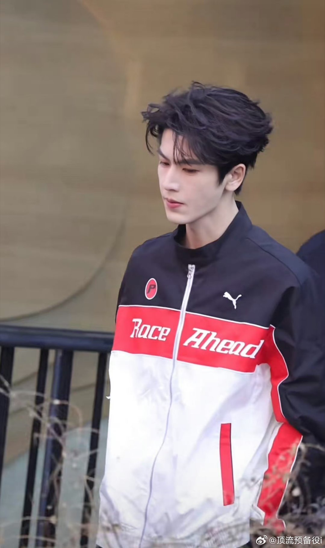 张凌赫赛车服张凌赫镜头下生图状态好棒，帅气扑面而来！张凌赫夯爆了！ 