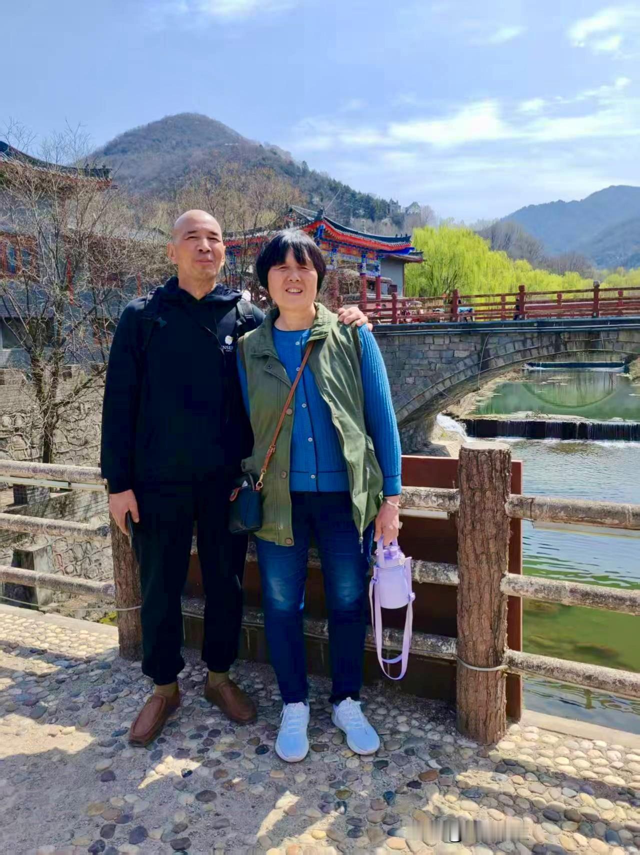 邻居突然发来小区监控视频，我点开一看，当场就懵了。
 
画面里，公公和一个陌生中