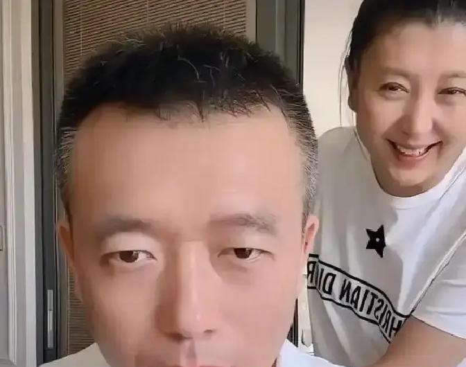 闫学晶的亲弟弟，居然靠“抠”成了网红？
这事儿你敢信？
他那个叫“老抠”的账号，