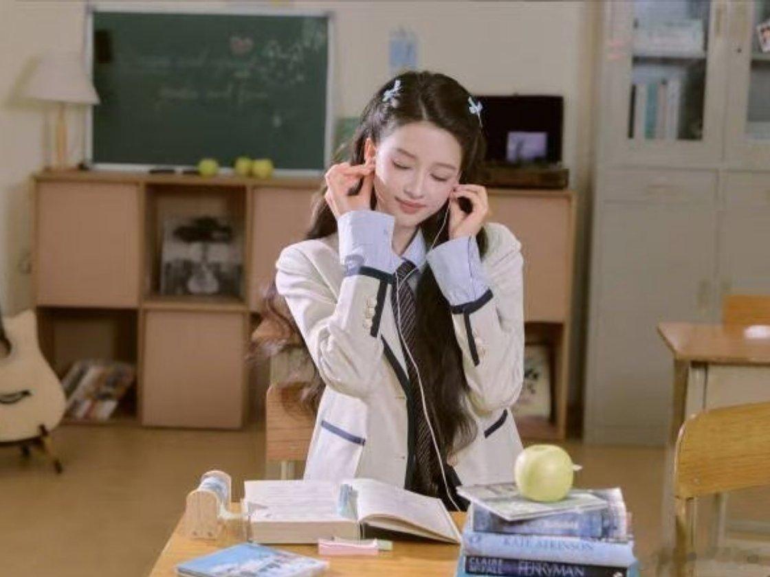 穿上校服秒变高中生！孙怡这清甜气质，适配度直接封神。孙怡和校服的适配度乘风202