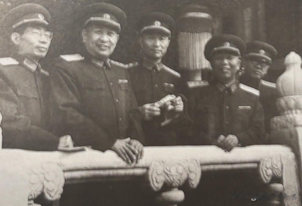 1961年10月1日国庆庆典的，五位开国将军在天安门城楼上的珍贵瞬间。从左至右分