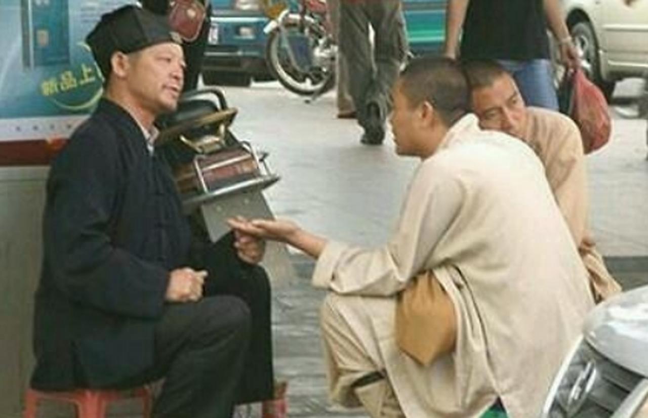 民国时期很多算命先生很有名气
《银元时代生活史》的作者陈存仁这么写：正在这时，隔